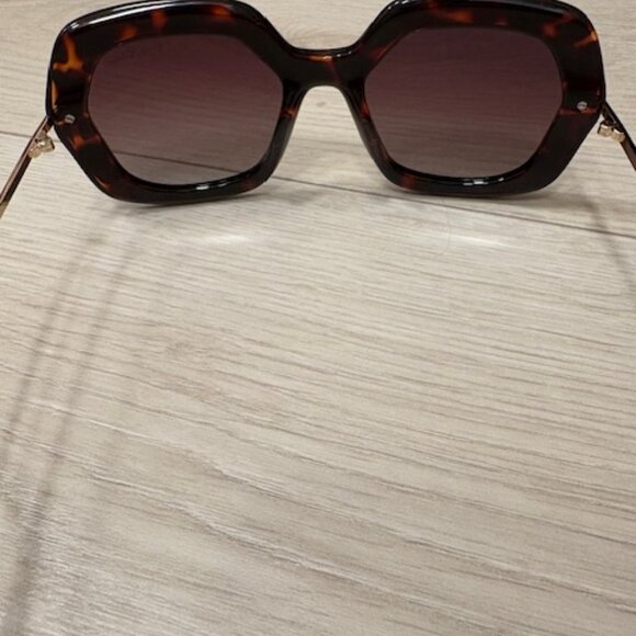 Lily Pulitzer Sunglasses - Picture 7 of 10